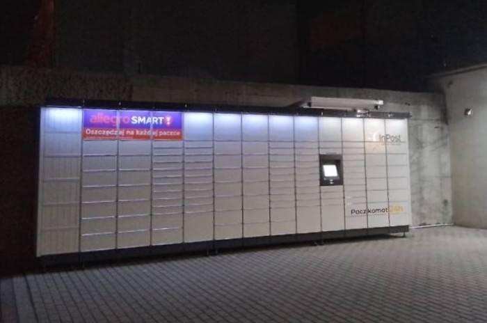 Paczkomat BBI76M Na parkingu przed myjnią