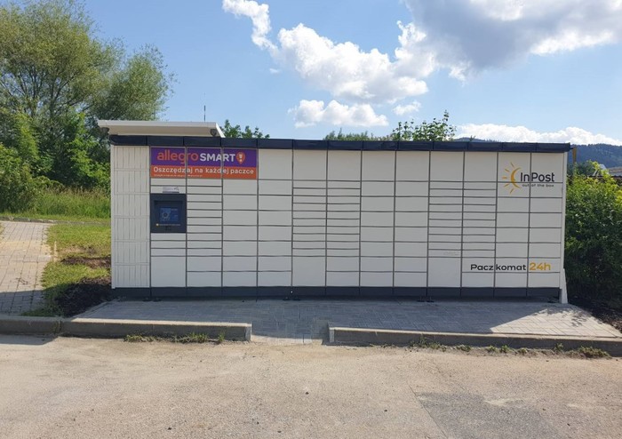 Paczkomat BBI77M Na parkingu