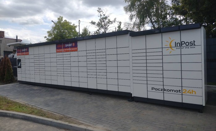 Paczkomat BBI81M Na parkingu przed sklepem