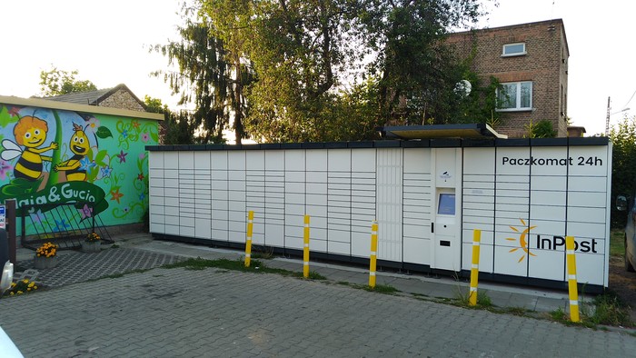 Paczkomat BBR01A Na parkingu przy sklepie ABC Maja&Gucio