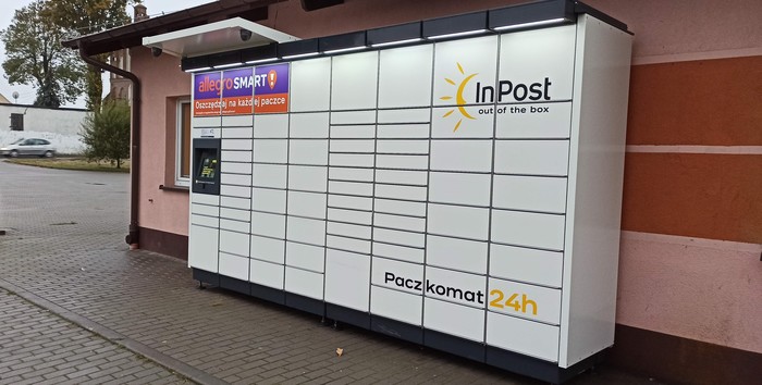 Paczkomat BBW02M Na parkingu targowiska gminnego