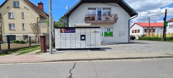 Parcel Locker BCD01M Przy chodniku za budynkiem