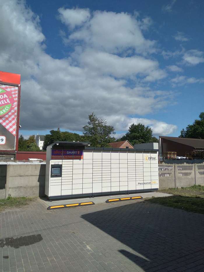 Paczkomat BCQ01M Naprzeciwko wejścia do sklepu