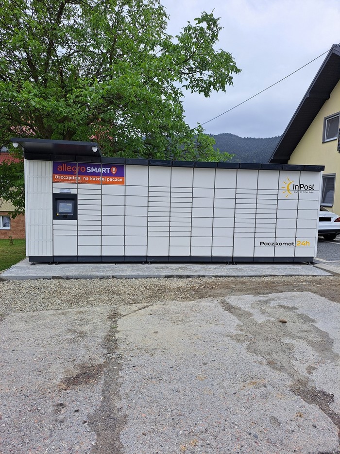 Paczkomat BCR01M parking przed sklepem