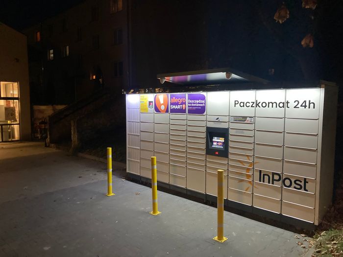 Paczkomat BCZ01M Na parkingu, przed głównym wejściem