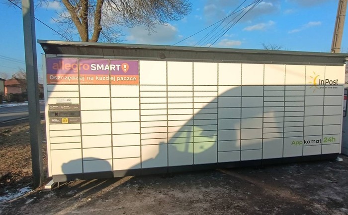 Paczkomat BDB01BAPP Na parkingu przy sklepie Żabka