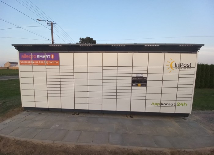 Paczkomat BDN01BAPP Przy parkingu myjni obok odkurzacza