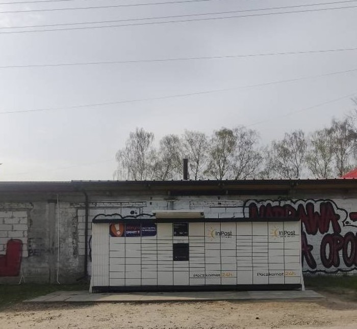 Paczkomat BDS01M Przy Ochotniczej Straży Pożarnej od ul. Jarzębinowej
