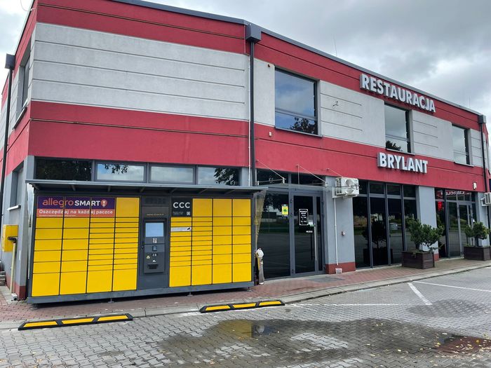 Paczkomat BDZ01G przy restauracji
