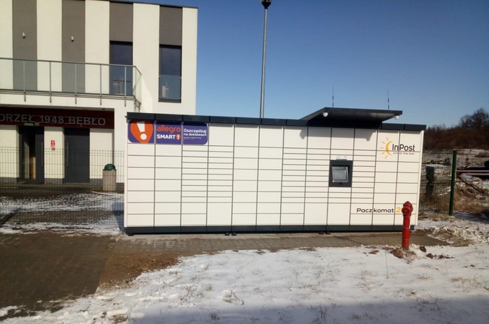 Paczkomat BEB01M przy wejściu do klubu sportowego LKS Orzeł