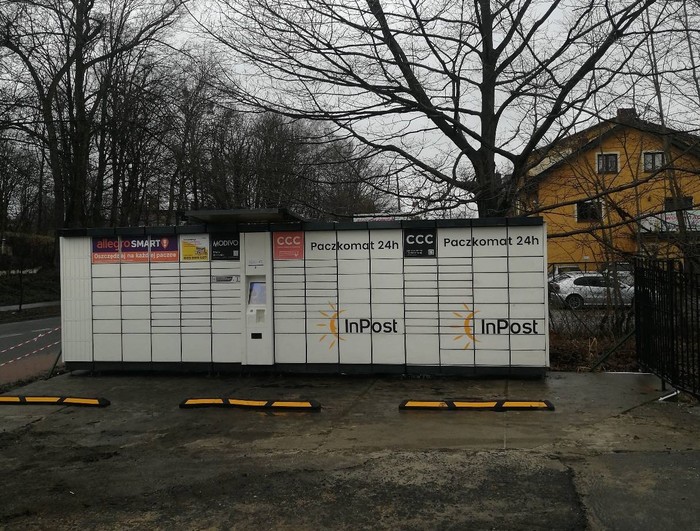 Paczkomat BED02A Obok sklepu