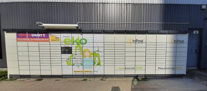 Paczkomat BED02APP Obok sklepu