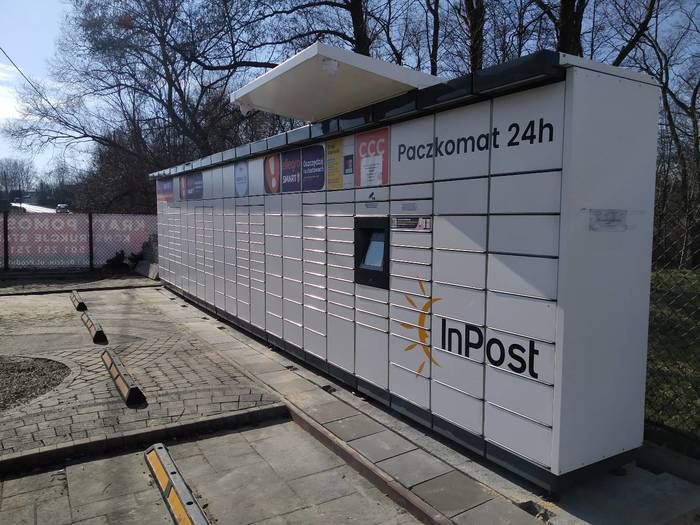 Paczkomat BED02M Na parkingu przy Aptece