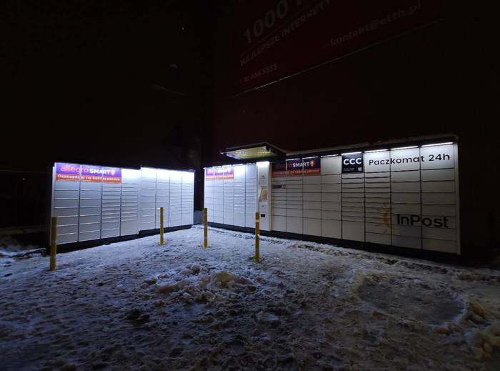 Paczkomat BED03A Na parkingu biurowca Bursztynowa 2
