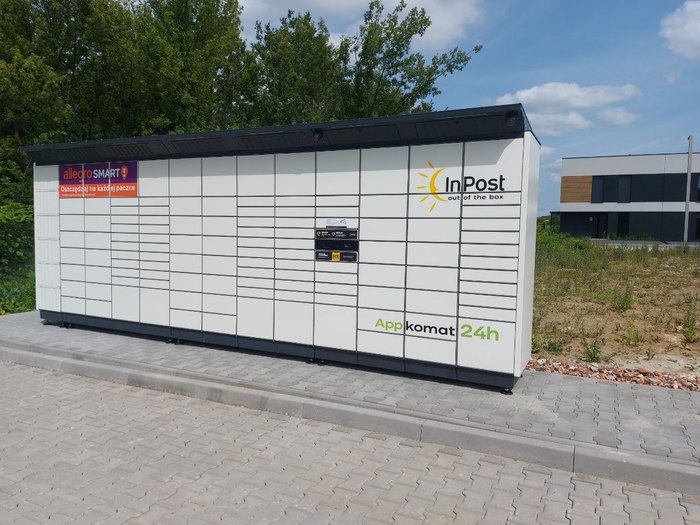 Parcel Locker BED04BAPP Przy parkingu osiedla mieszkaniowego