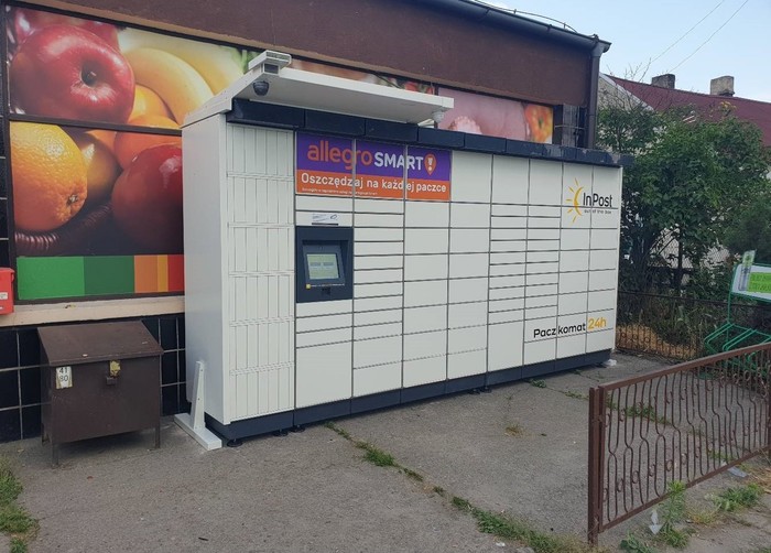 Paczkomat BEDL01M przy sklepie spożywczym