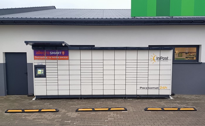 Paczkomat BEJ02M przy sklepie Delikatesy Centrum