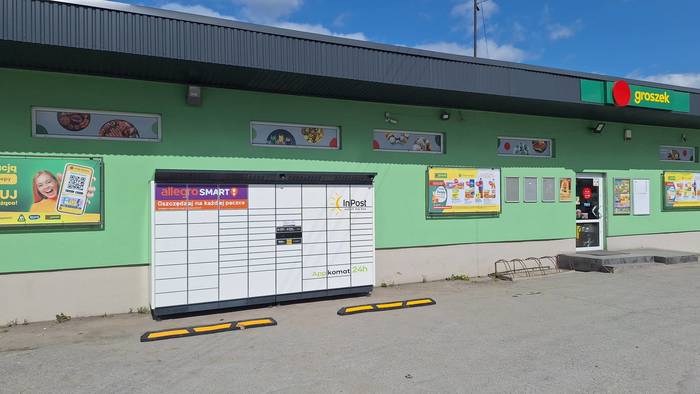 Parcel Locker BEK01BAPP na parkingu sklepu Groszek