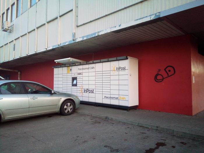 Paczkomat BEL02M Przy budynku handlowym ESTAKADA