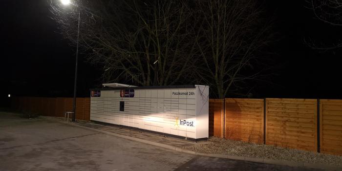 Paczkomat BEL04M Na parkingu przy markecie Lidl