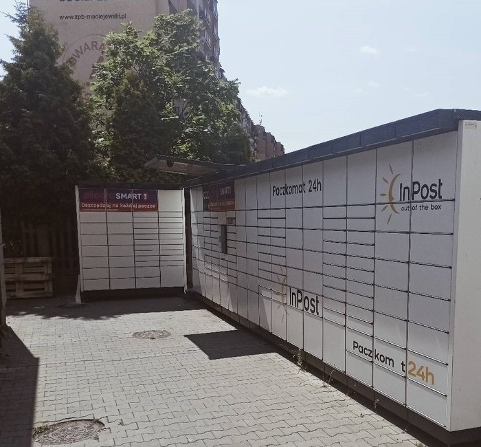 Parcel Locker BEL04N Przy pawilonie handlowym, od strony bloków