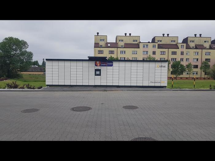 Paczkomat BEL06M Na parkingu marketu Lidl