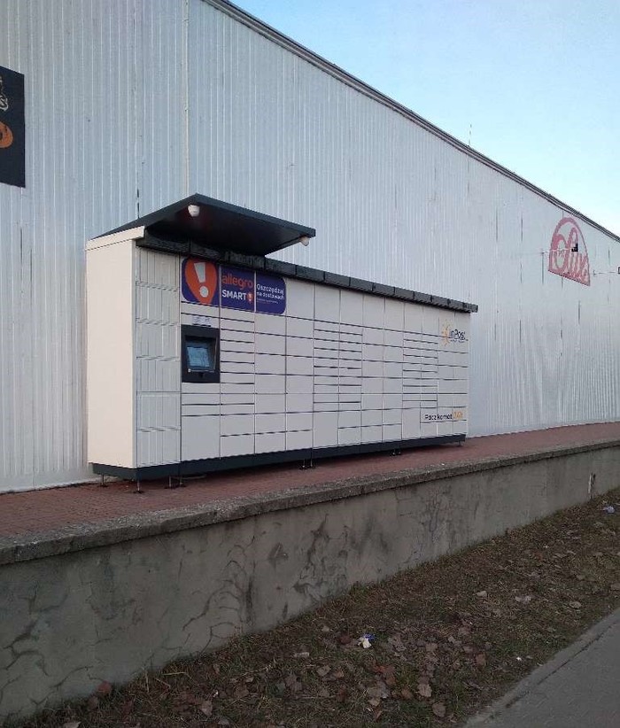 Поштомат BEL10M Na parkingu marketu Społem