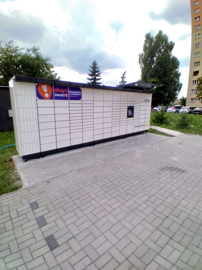 Paczkomat BEL15M Na parkingu przed budynkiem