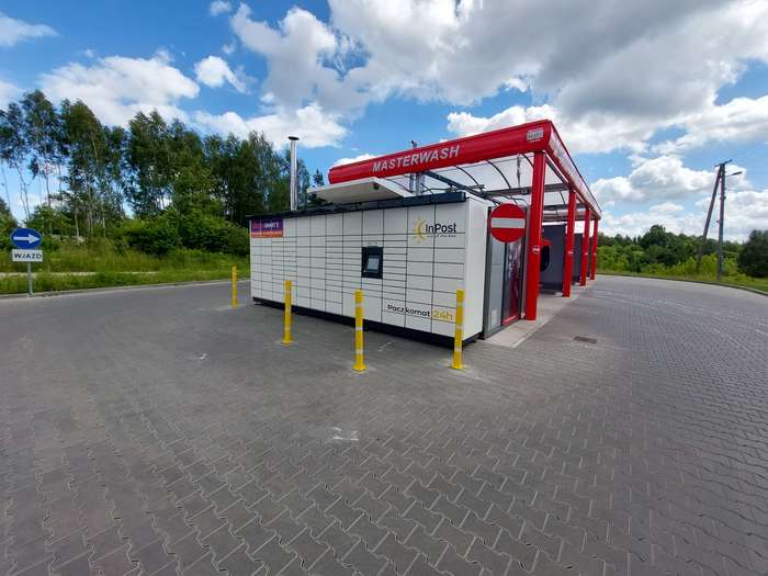 Paczkomat BEL20M Na parkingu myjni bezdotykowej