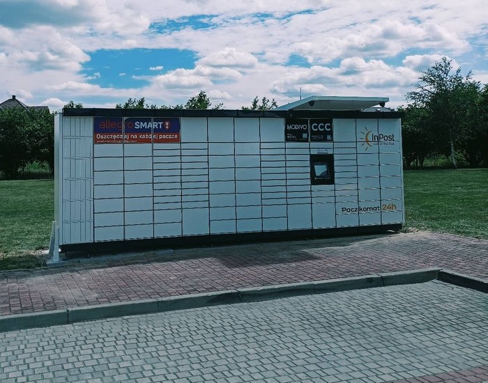 Paczkomat BEL22M Na parkingu przy kościele