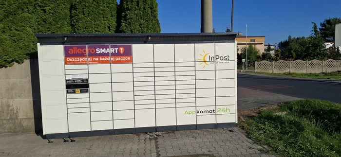 Paczkomat BEMN01BAPP Na parkingu przy sklepie Beniamin