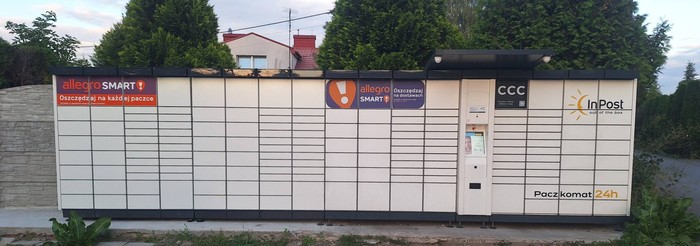 Paczkomat BEP01A W ogrodzeniu posesji ul. Wiśniowa 1