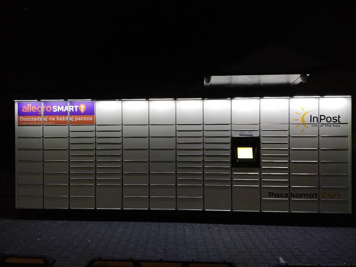 Paczkomat BEV01M Na parkingu z boku budynku