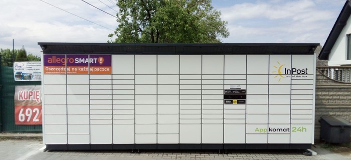 Paczkomat BEZE01BAPP Parking przed sklepem