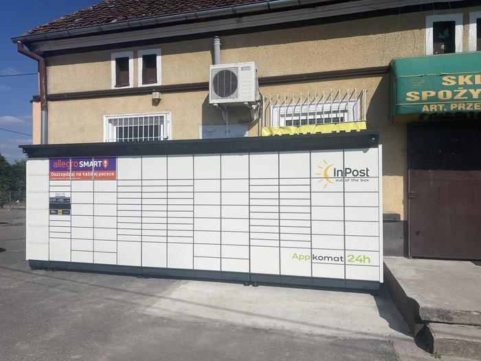 Paczkomat BGCZ01BAPP przy sklepie spożywczym
