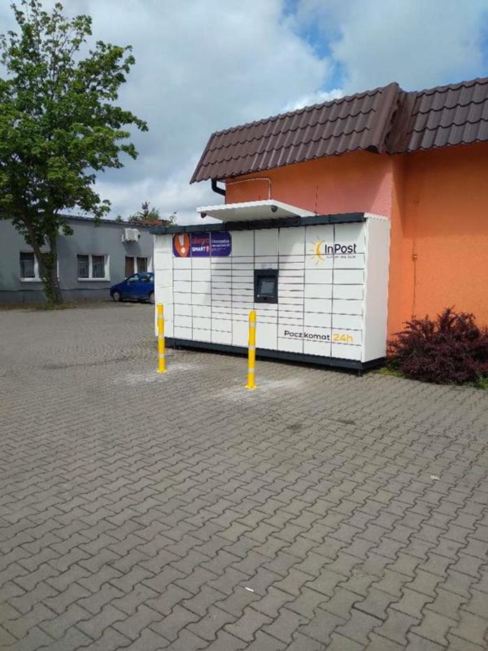 Paczkomat BGD02M Na bocznej ścianie sklepu spożywczego