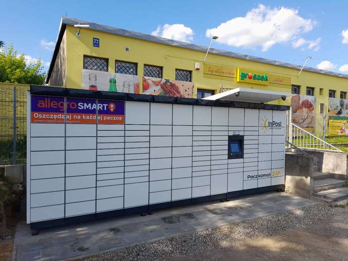 Paczkomat BGE01M Na parkingu przy sklepie Groszek