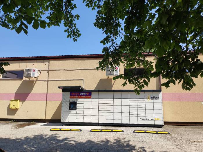 Paczkomat BGI02M Z prawej strony wejścia