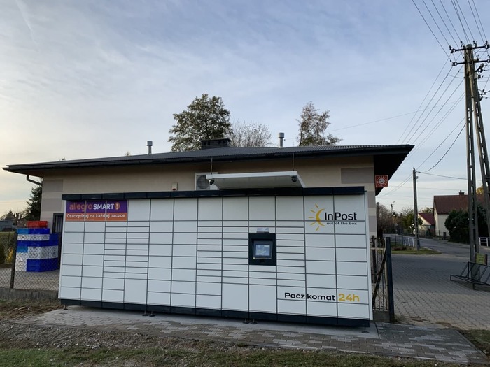 Paczkomat BGM01M obok sklepu
