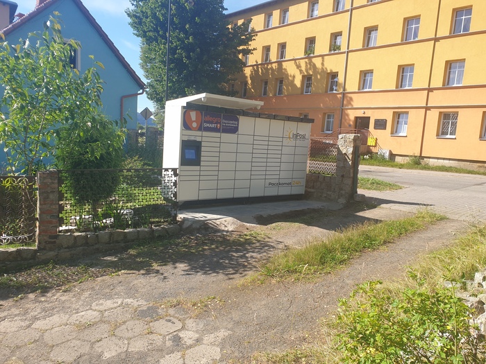 Paczkomat BGO02M Po prawej stronie od wjazdu.