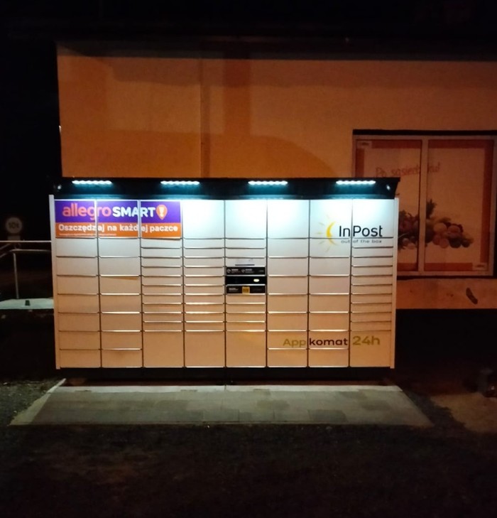 Paczkomat BGSL01BAPP Na parkingu