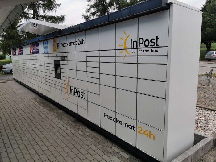 Paczkomat BGT01M Po prawej stronie pasażu handlowego