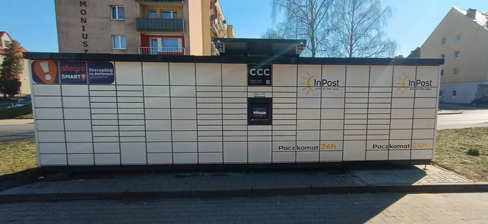 Paczkomat BGT03M Po prawej stronie od wejścia.