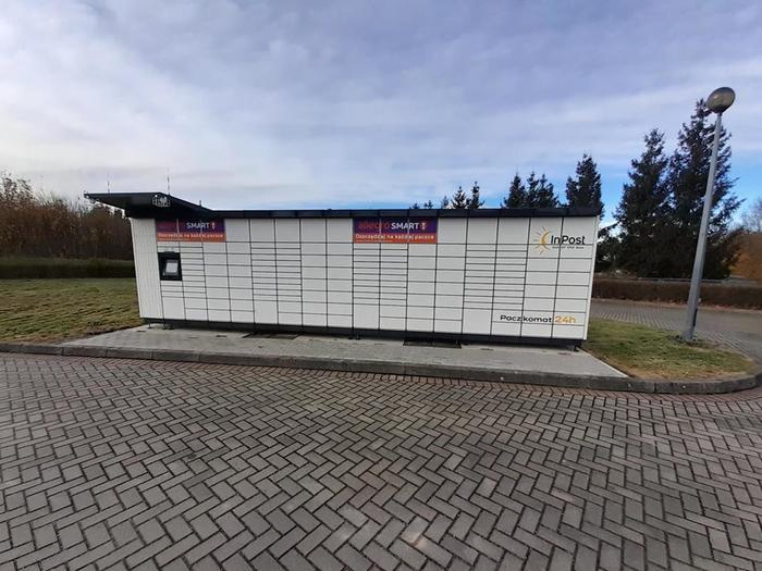 Paczkomat BGT06M Przy parkingu stacji paliw.