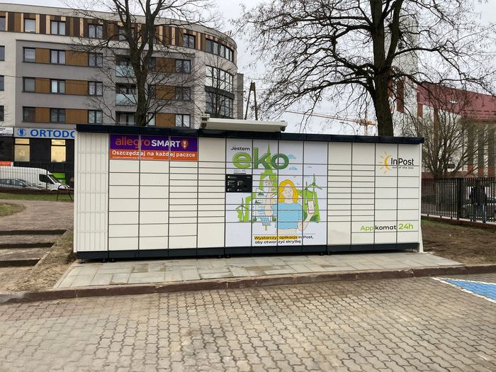 Paczkomat BIA01APP Przy Szpitalu MSWiA, po prawej stronie od wjazdu z ulicy Ogrodowej