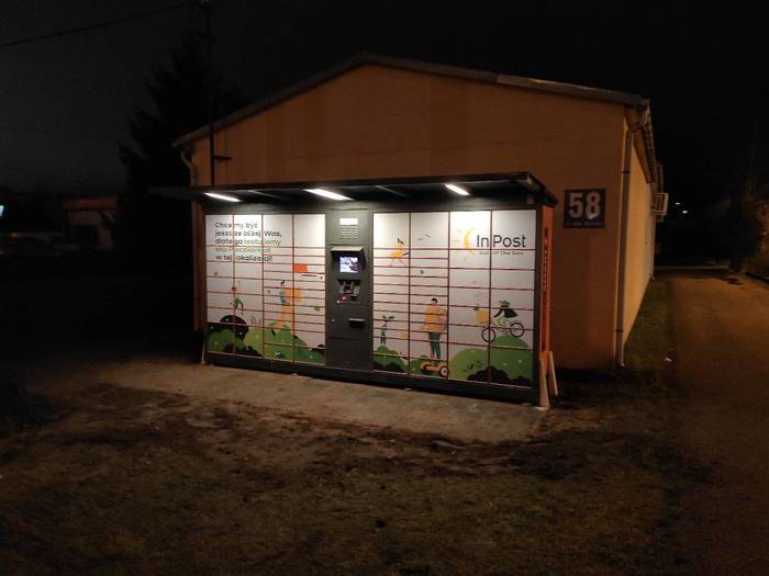 Paczkomat BIA02F Przy sklepie z zabawkami, na przedniej ścianie budynku