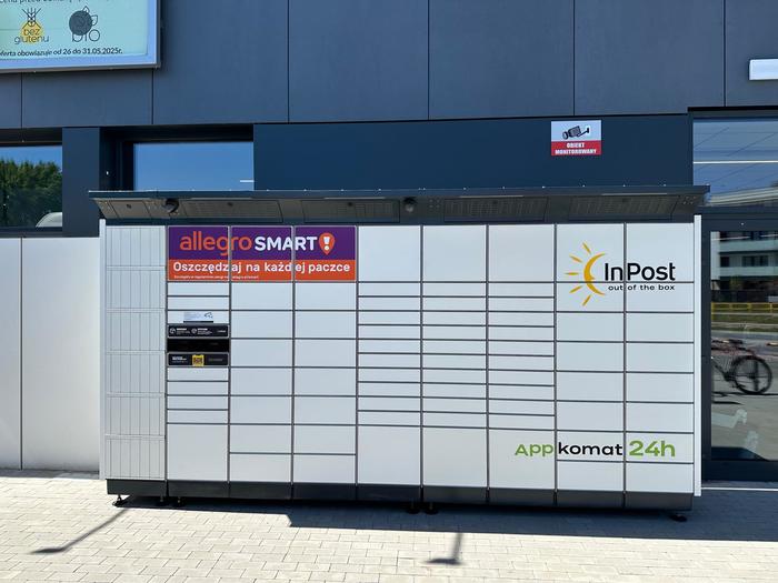 Paczkomat BIA06BAPP przy sklepie spożywczym