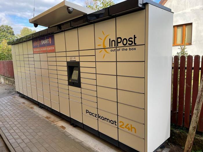 Paczkomat BIA100M Po lewej stronie budynku