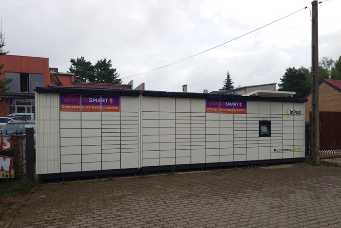 Paczkomat BIA115M przy warsztacie samochodowym