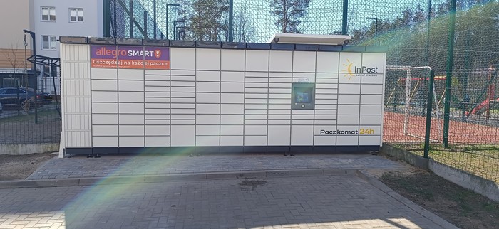 Parcel Locker BIA121M Obok boiska i siłowni